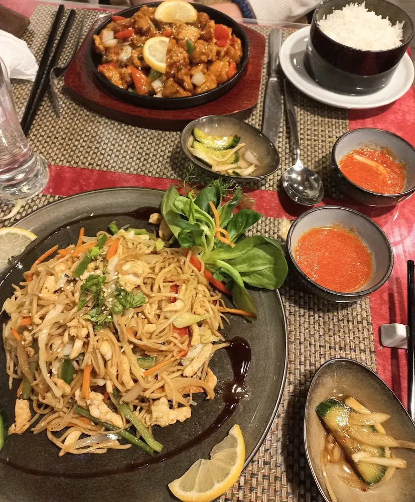 Nems Au Poulet Frites Épicées Nouilles Sautées Et Poulet